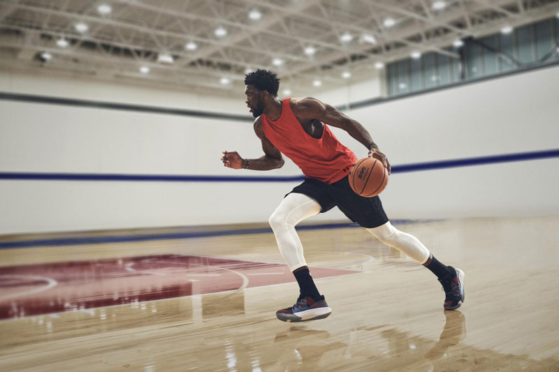 Joel Embiid con le nuove UA Anatomix Spawn Low
