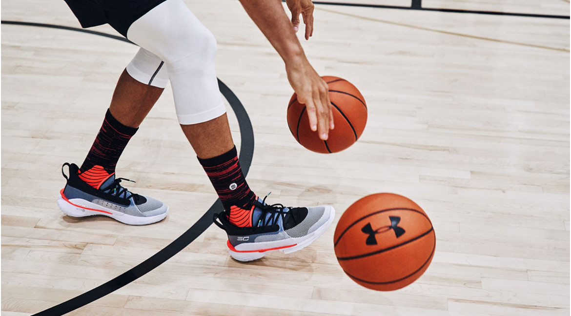 UNDER ARMOUR LANCIA LE CURRY 7